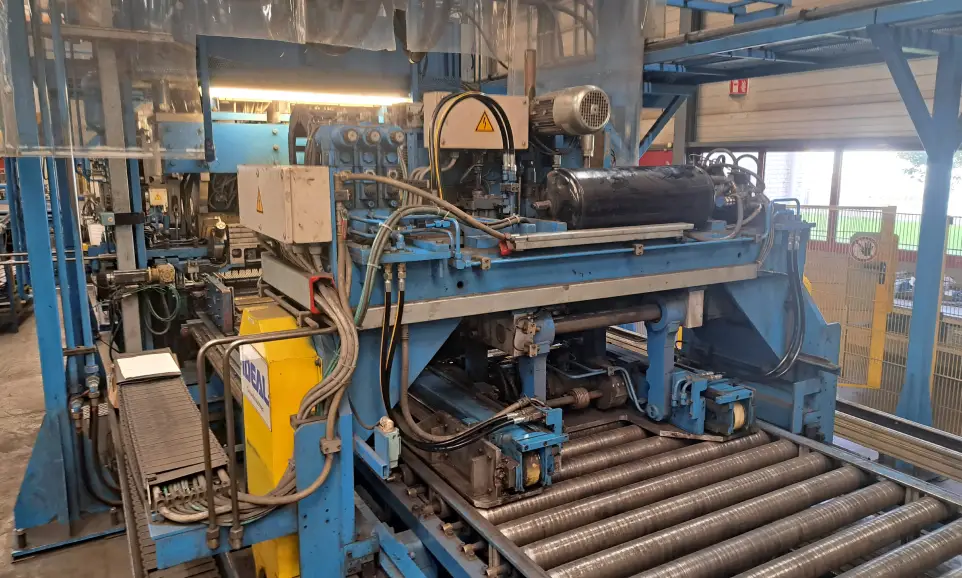 Een werknemer die aan een machine werkt.
